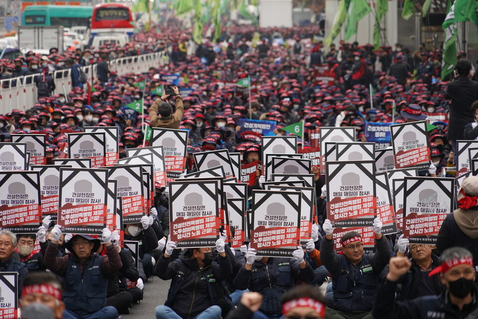 민주노총 건설노조 조합원 4만 명은 22일, 서울 여의도에 모여 "건설안전특별법 즉각 제정하라!"고 국회에 법제정을 촉구했다. ⓒ 이준혁 기자