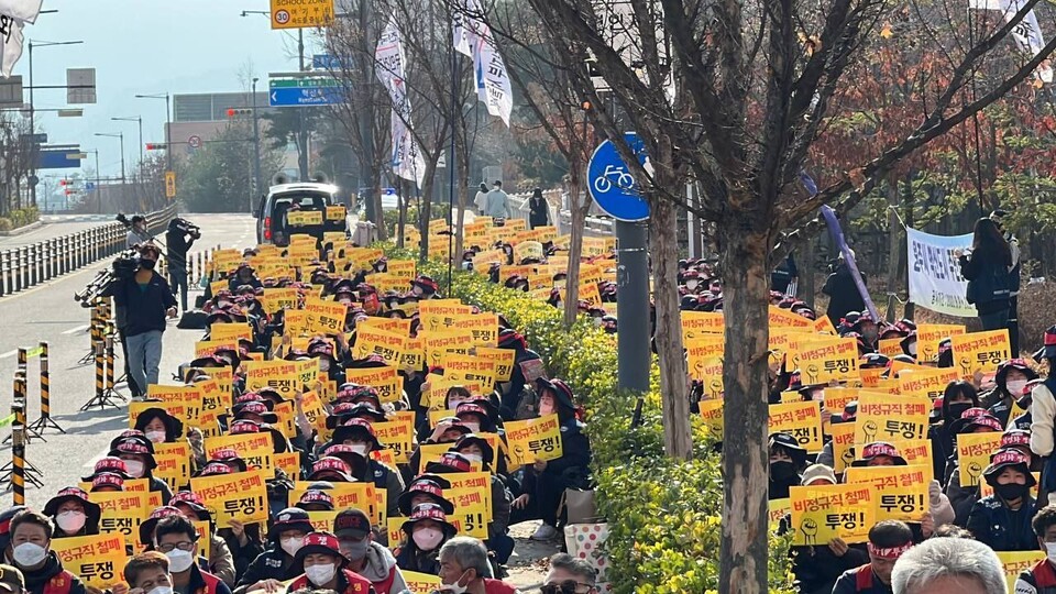 공공운수노조 국민건강보험고객센터지부가 생활임금 쟁취! 해고 없는 정규직 전환 쟁취!를 요구하며 23일 전면파업에 돌입했다.