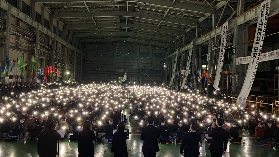 ▲ 23일 서울교통공사노조 야간 총회에 참석한 조합원들