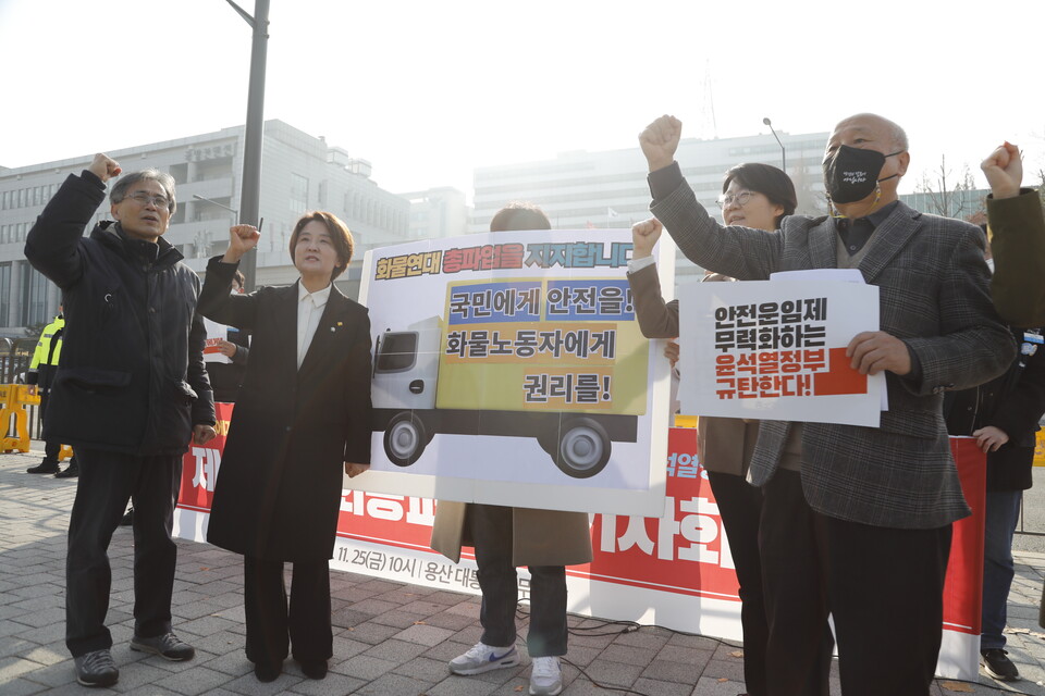 25일 대통령 집무실 앞에서 열린 '화물연대본부 총파업지지 시민사회종교단체 공동기자회견' ⓒ 김준 기자