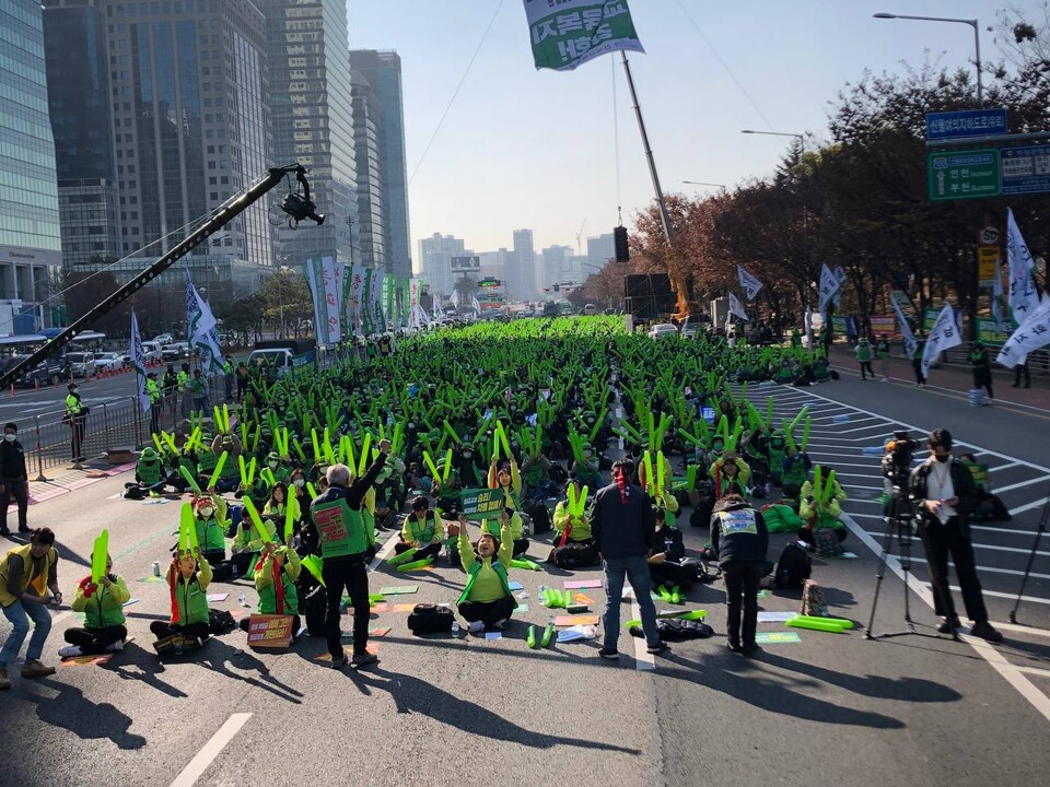 ▲ 전국교육공무직본부 총파업대회 참가한 조합원들