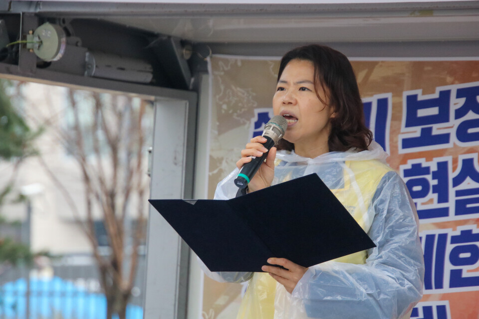 정민정 마트산업노동조합 위원장이 노동부를 강하게 규탄하며 마트 온라인 배송노동자들이 더 이상 죽고 다치는 일이 생기지 않도록 즉각 표준계약서를 제정해야 한다고 요구했다.