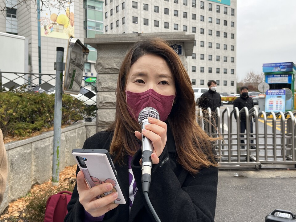 박민아 정치하는 엄마들 대표가 돌봄의 질을 높이기 위해 당국이 주체가 되어 실무자 처우를 개선하라 촉구하고 있다.