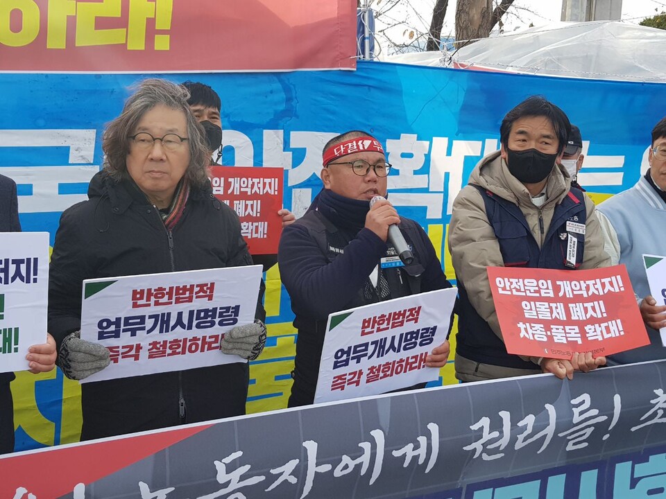 발언하고 있는 공공운수노조 화물연대 대전지역본부 김경선 본부장