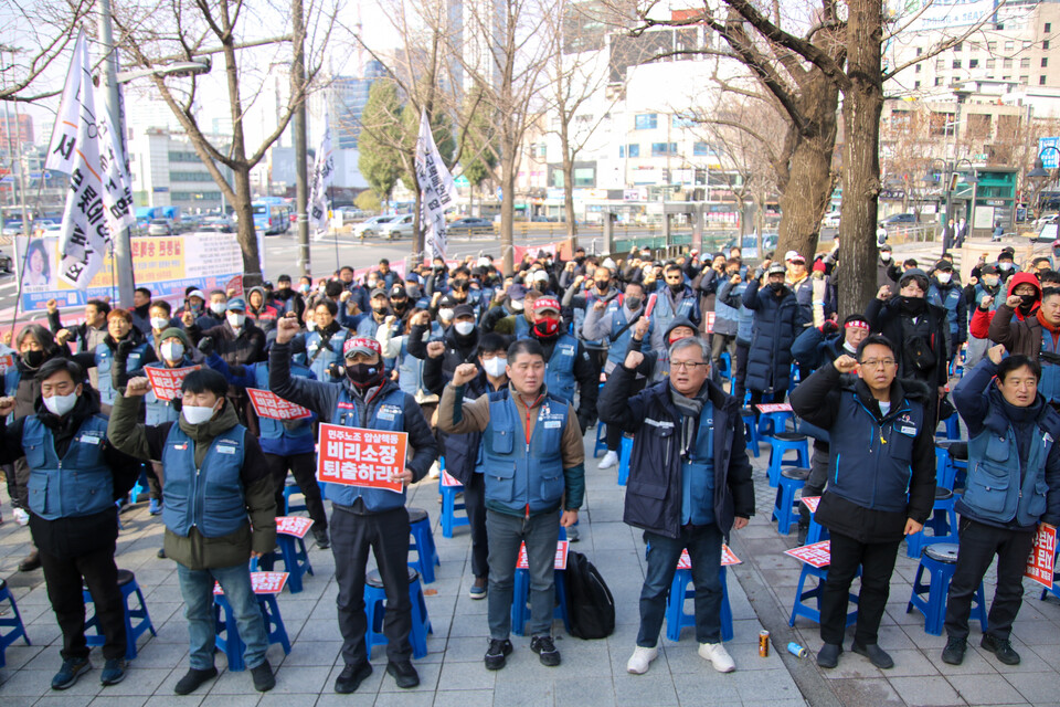 서비스연맹 전국택배노동조합 롯데본부 결의대회에 참가한 조합원들이 '비리소장 퇴출', '노동탄압 분쇄' 등의 구호를 외쳤다.