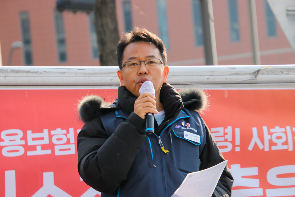 김광창 서비스연맹 사무처장은 롯데 자본에게 승리한 택배노조 조합원들을 격려했다. 