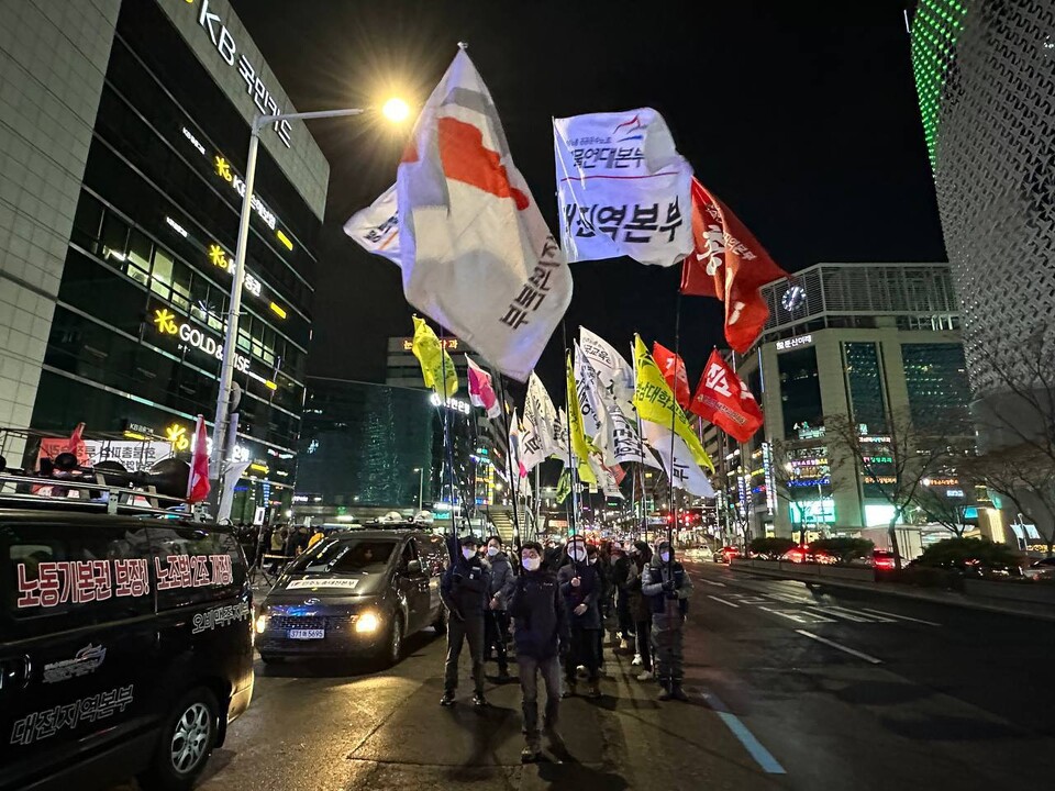 행진하고 있는 총파업ㆍ총력투쟁 대전대회에 참석한 500여명의 노동자들