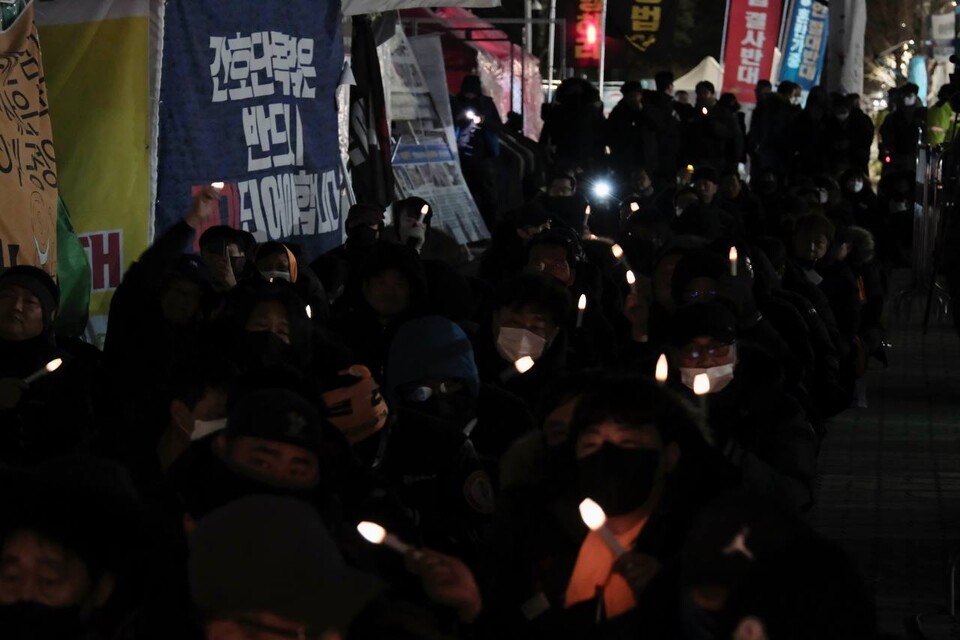 금속노조가 12월 5일 ‘노조법 2·3조 개정, 국회 포위 농성투쟁’에 돌입했다. 5일 저녁 투쟁문화제에서 조합원들이 꽃다지 노래 공연에 맞춰 엘이디 촛불을 흔들고 있다. 변백선