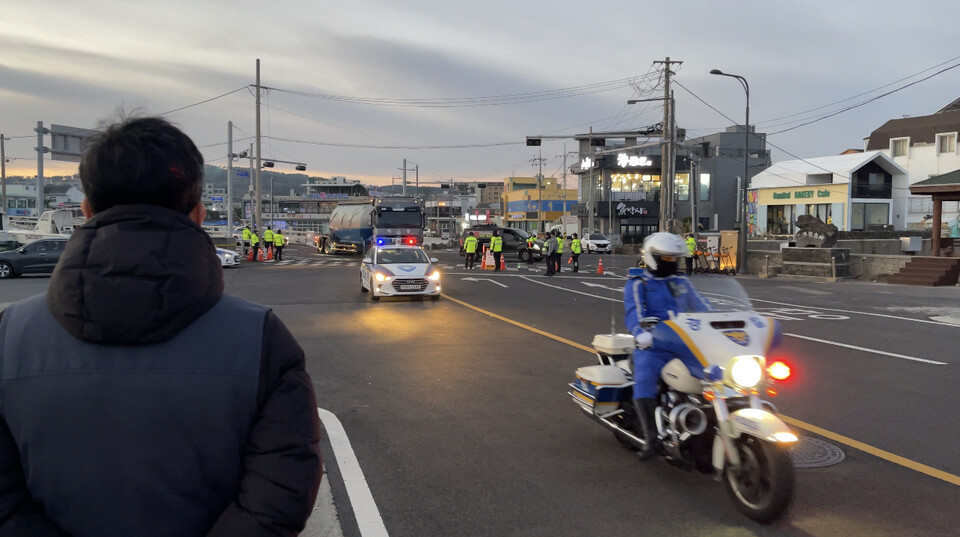 경찰이 8일 오전 7시 제주 애월항에서 오토바이와 경찰차를 동원, 화물차량을 '에스코트'하고 있다.