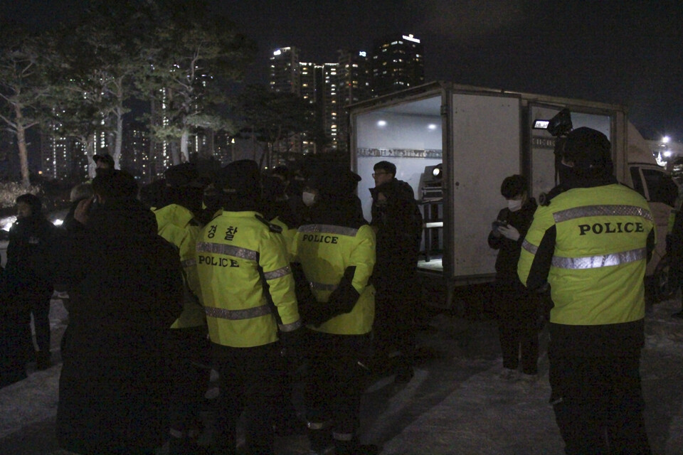 15일 밤 대통령 집무실 앞에서 열린 기습 집회 ⓒ 김준 기자