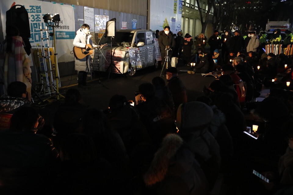 26일 민주당 당사 앞에서 단식자들과 연대하는 시민들이 모여 촛불문화제를 진행했다. ⓒ 김준 기자