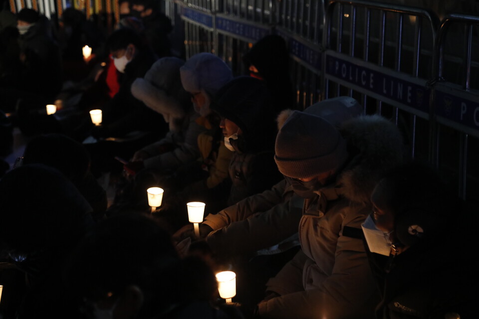 26일 민주당 당사 앞에서 단식자들과 연대하는 시민들이 모여 촛불문화제를 진행했다. ⓒ 김준 기자