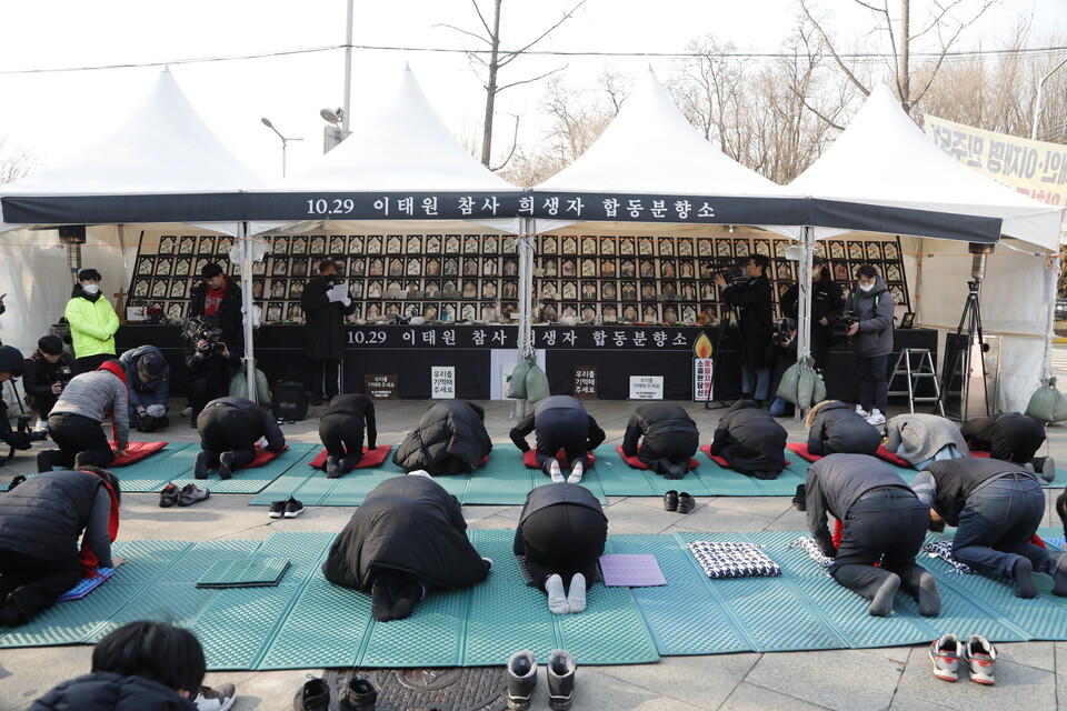 31일, 녹사평역 이태원참사 분향소에서 진행된 희생자들의 평안한 안식을 기원하는 159배. ⓒ 김준 기자