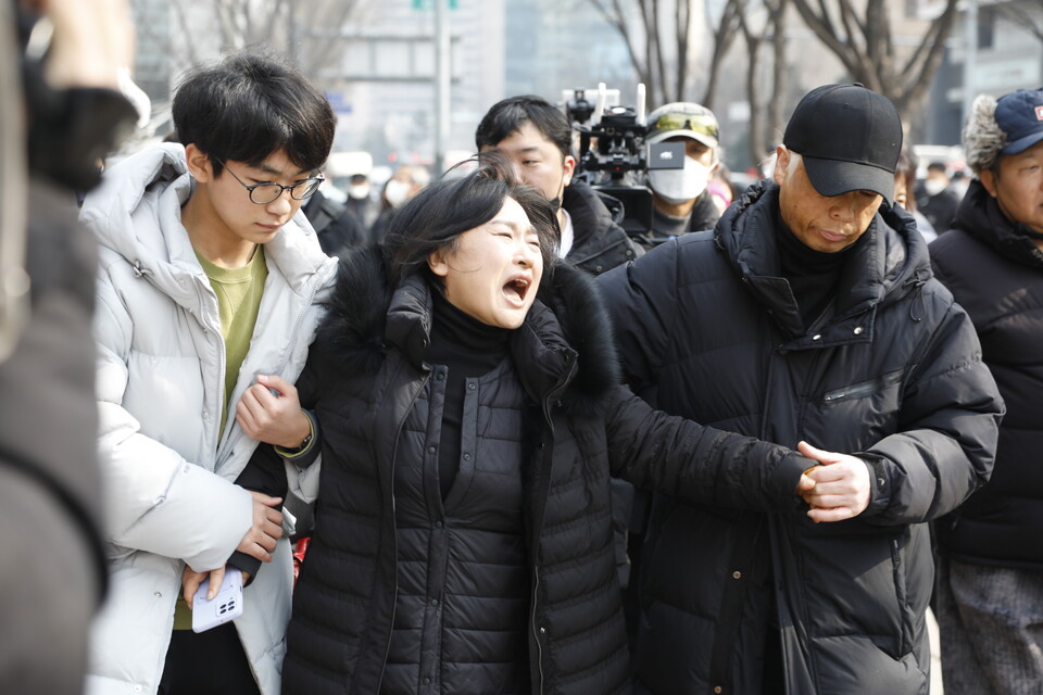 6일 유가족이 병원에 실려가자 오세훈 시장에게 항의하며,  사과를 촉구하는 고 이지한씨의 어머니. ⓒ 김준 기자
