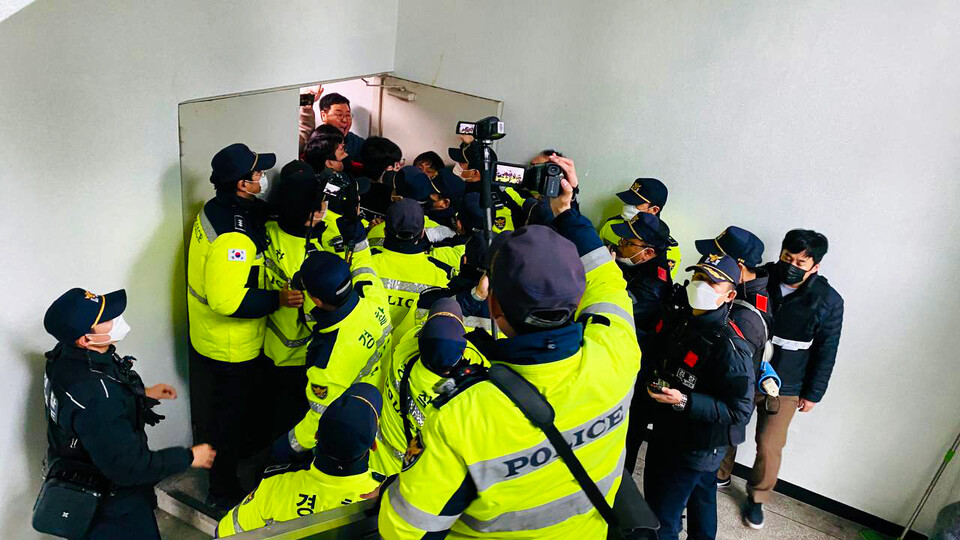 2월 13일 (월) 8시부터 14시까지 건설노조 부산건설기계지부에 대한 경찰의 압수수색 침탈이 있었다. 