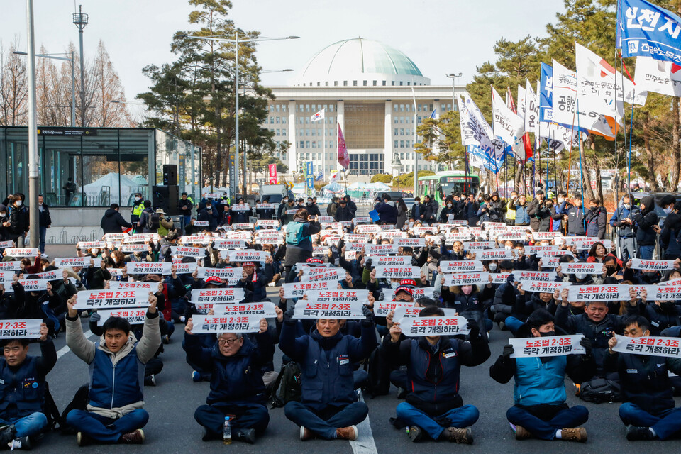 15일 국회 앞에서 열린 '환노위, 노조법 2·3조 개정 즉각 처리 촉구 결의대회' ⓒ 김준 기자