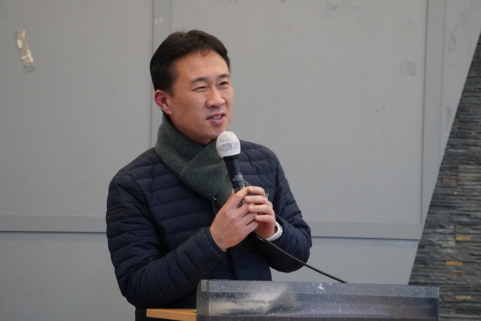 김선우 10.29 이태원 참사 시민대책위의 조직팀장이 특별법제정운동을 설명하고 있다.
