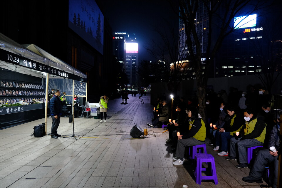 17일 시청 앞 10.29 이태원 참사 분향소에서 열린 추모 촛불문화제 ⓒ 김준 기자