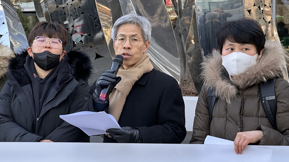 ‘파리바게뜨 노동자 힘내라’ 공동행동(이하 공동행동)은 2월 21일(화) 긴급회의와 이어진 기자회견을 통해, 파리바게뜨 법 위반 시정과 자율적 노사 합의를 부정하는 법원의 가처분 결정을 규탄했다.