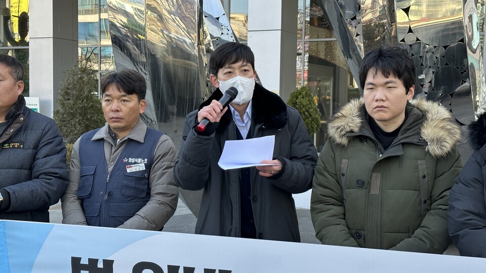 ‘파리바게뜨 노동자 힘내라’ 공동행동(이하 공동행동)은 2월 21일(화) 긴급회의와 이어진 기자회견을 통해, 파리바게뜨 법 위반 시정과 자율적 노사 합의를 부정하는 법원의 가처분 결정을 규탄했다.