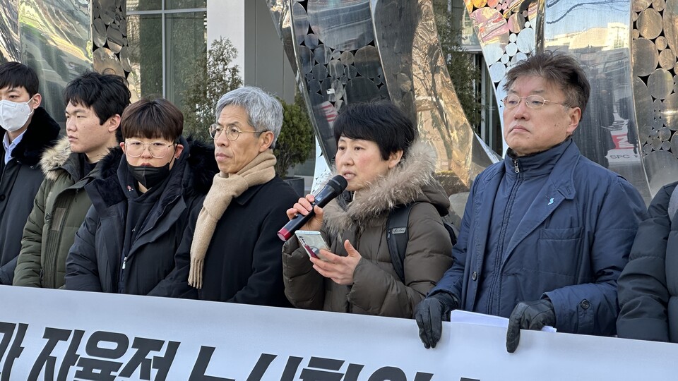 ‘파리바게뜨 노동자 힘내라’ 공동행동(이하 공동행동)은 2월 21일(화) 긴급회의와 이어진 기자회견을 통해, 파리바게뜨 법 위반 시정과 자율적 노사 합의를 부정하는 법원의 가처분 결정을 규탄했다.