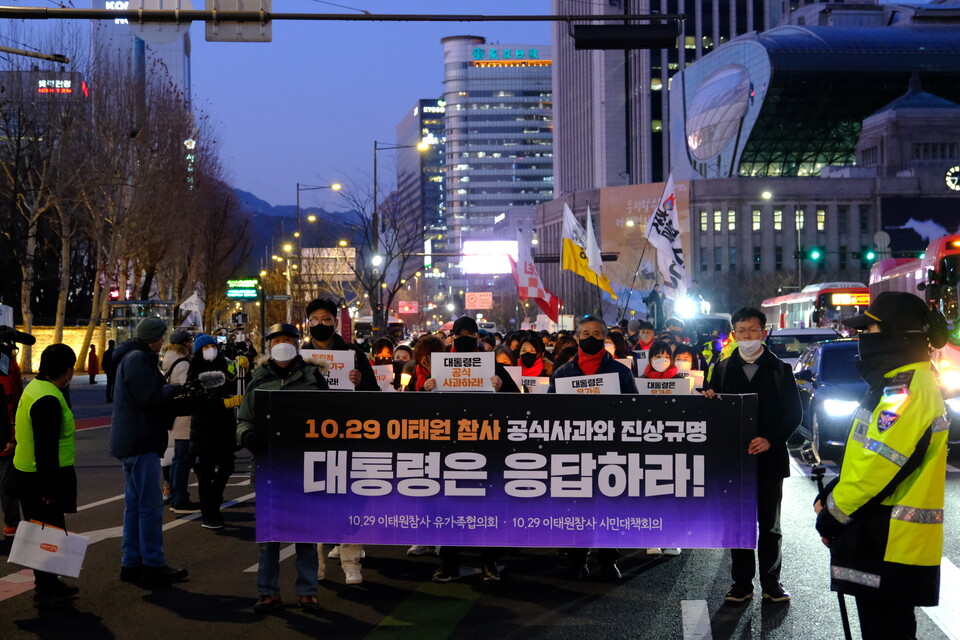 2일, 이태원 참사 유가족과 시민들은 시청 앞에서 대통령 집무실까지 촛불 행진을 진행했다. ⓒ 김준 기자