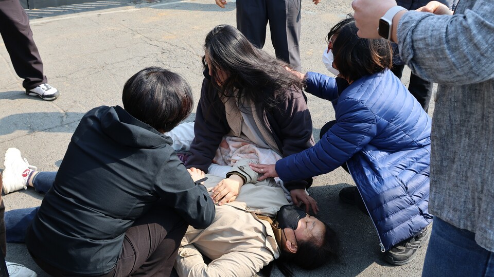 경찰력 투입 과정에서 부상을 입은 공안탄압저지 제주대책위 관계자의 모습