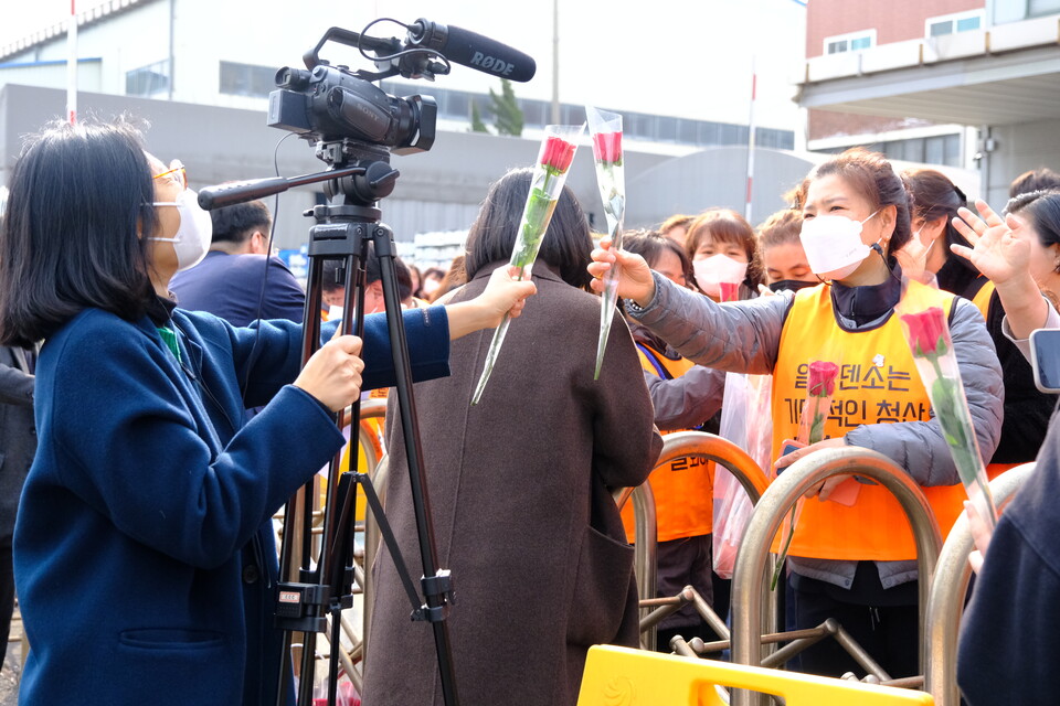 8일, ‘세계여성의 날 105주년’을 맞아 농성 중인 한국와이퍼 조합원들을 찾은 을지로위원회 ⓒ 김준 기자