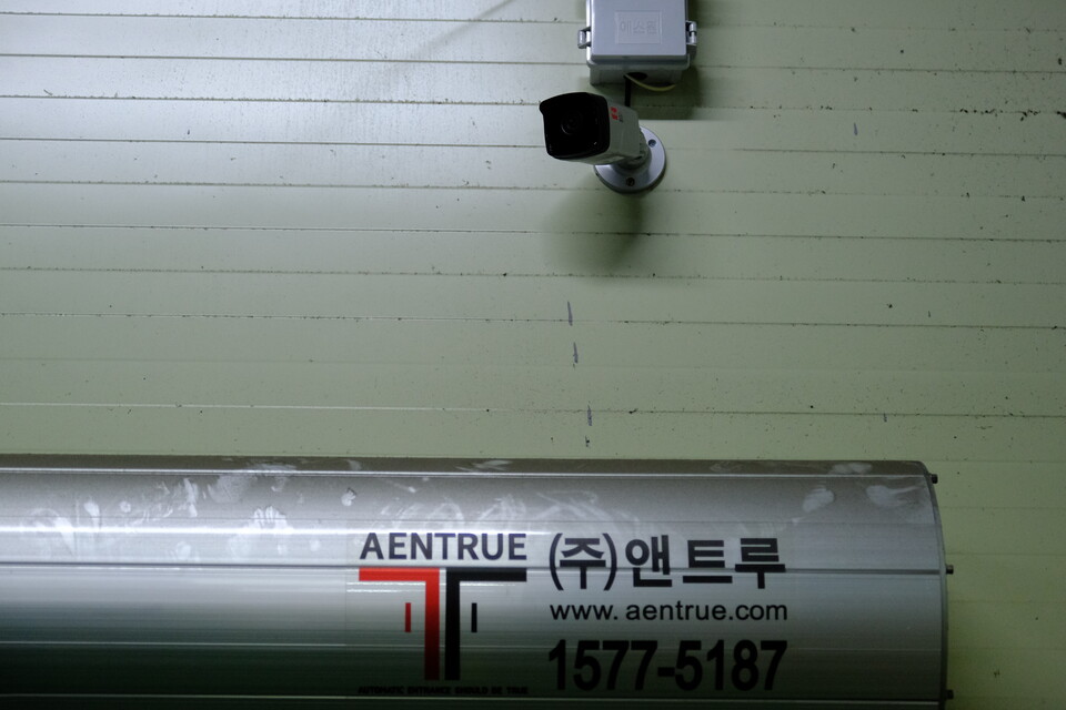 8일, 지난주부터 한국와이퍼 공장에 설치된 CCTV, 사측은 안전을 위해 설치한다고 했지만, 조합원들은 감시용이라고 주장하고 있다. ⓒ 김준 기자