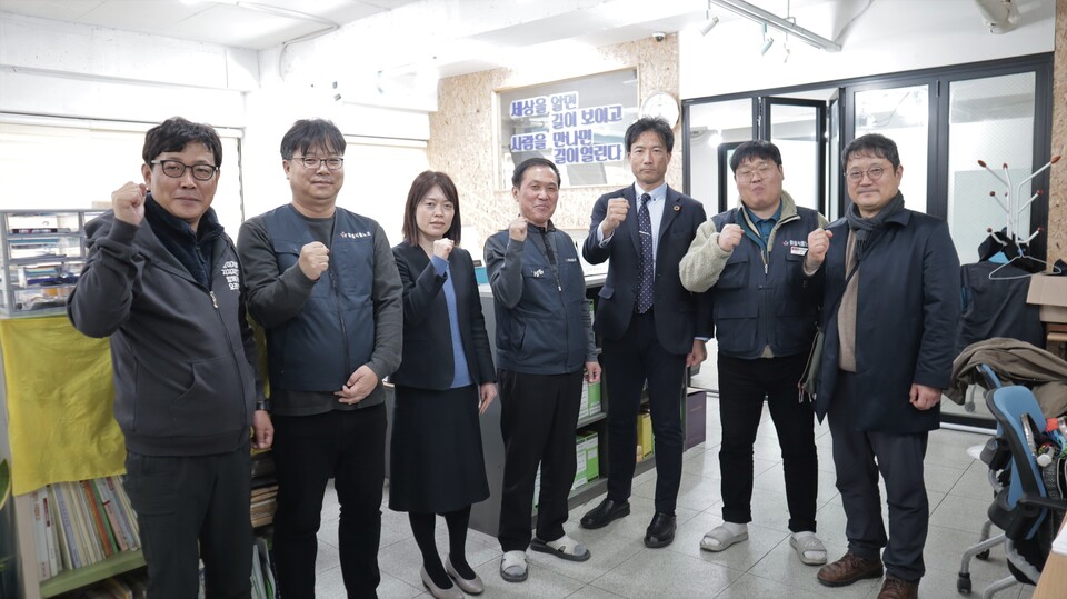 ▲이토 요시키 일본 화학에너지노조협의회 사무국장(왼쪽 5번째)과 참석자들이 자세를 취하고 있다.