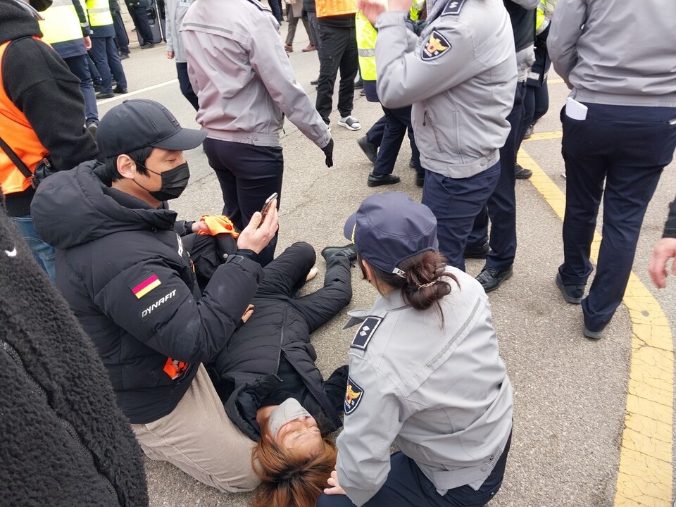 경찰과의 몸싸움으로 한국와이퍼 분회 조합원이 쓰러졌다. ⓒ 한국와이퍼 분회ⓒ 한국와이퍼 분회