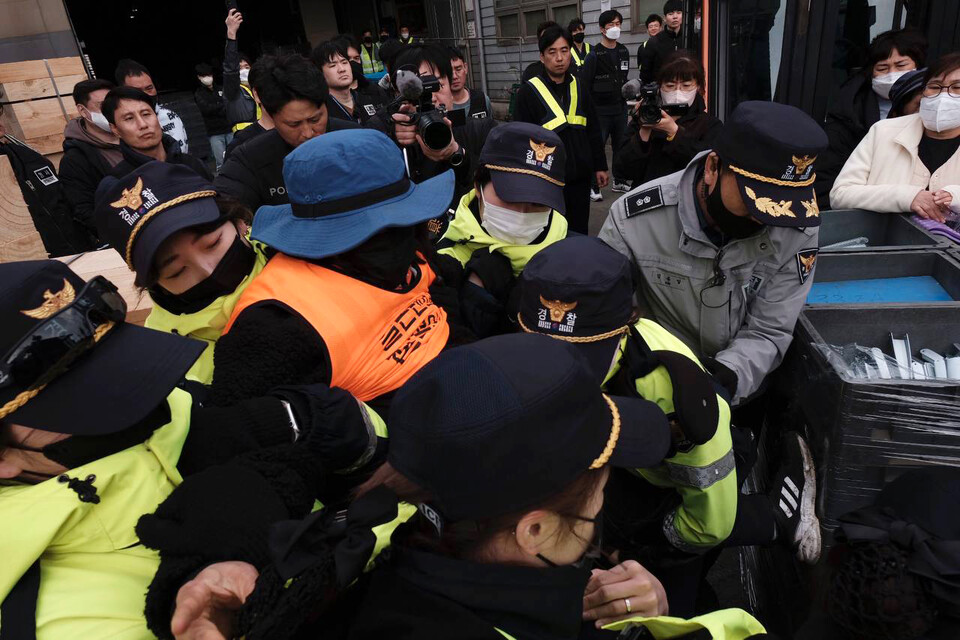 3월 15일 오후 경찰이 한국와이퍼의 설비 물량 빼가기를 돕기 위해 조합원들을 다시 폭행하며 연행하고 있다. ⓒ 변백선 기자