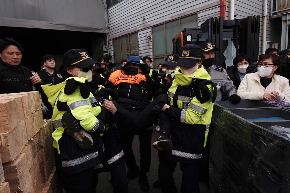 3월 15일 오후 경찰이 한국와이퍼의 설비 물량 빼가기를 돕기 위해 조합원들을 다시 폭행하며 연행하고 있다. ⓒ 변백선 기자