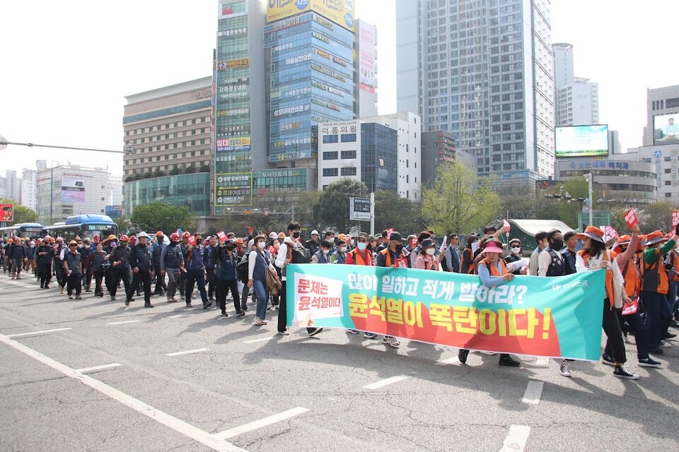투쟁선포대회에 참가한 조합원들이 국민의힘 대구시당을 향해 행진하고 있다.