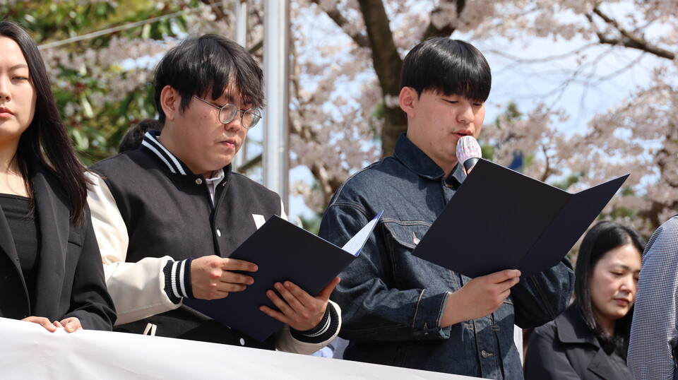 제주대학교 학생들이 서북청년단을 규탄하는 기자회견문을 낭독하고 있다.
