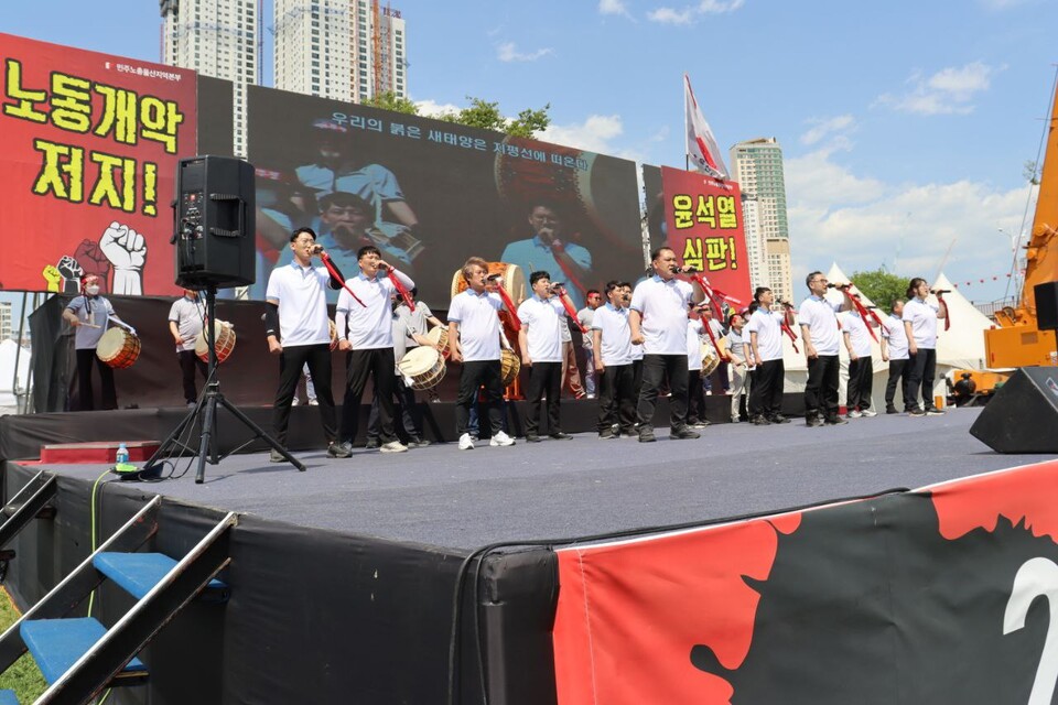 민주노총울산지역본부는 5월 1일 오후 2시 태화강 둔치에서 2023년 5.1 세계노동절 울산대회를 진행했다.​​​​​​​대고와 난타 북, 풍물·노래 문선대의 인터내셔널가를 시작으로 서막을 알렸다.