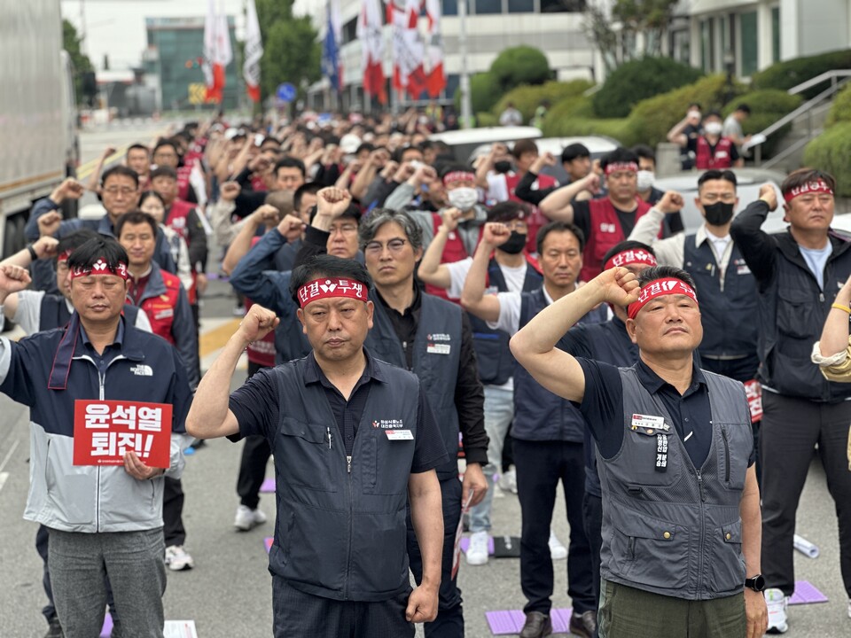 참가자들이 팔뚝을 들고 있다. ⓒ 화섬식품노조