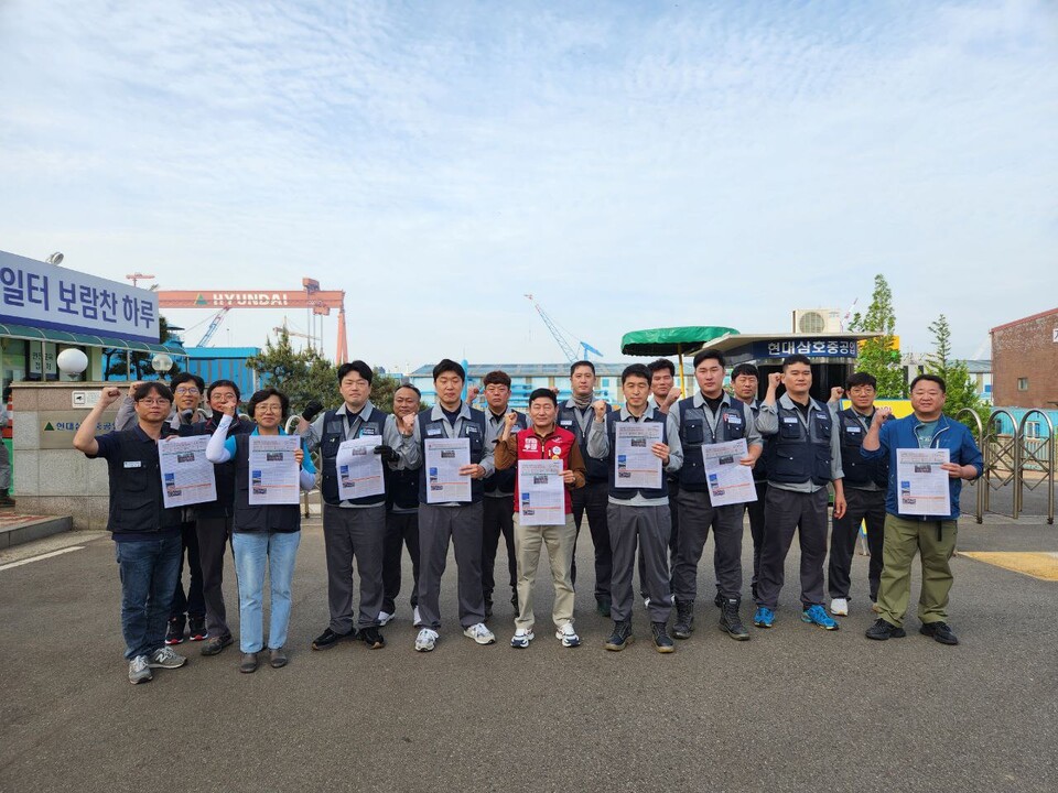 금속노조(KMWU)와 이주노조(MTU)는 24일 오전 전남 목포 현대삼호중공업 앞을 찾아 이주노동자 권리 향상을 위한 활동을 펼쳤다.