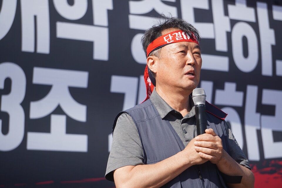 박준석 민주노총울산본부장이 대회사를 하고 있다.