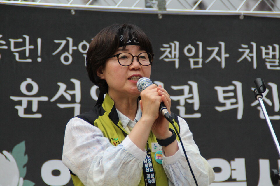19일 저녁 서울 세종대로 파이낸스 빌딩 앞에서 건설노동자 양회동 열사 범시민 추모제가 진행되었다. 나순자 보건의료노조 위원장이 추모 발언을 하고 있다@강연배