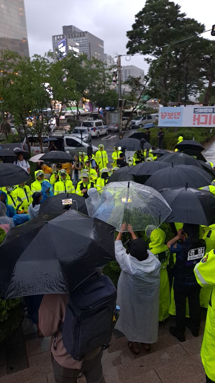 지난 4일, 서울파이낸스센터 앞에서 경찰이  준비 작업을 막았다. 