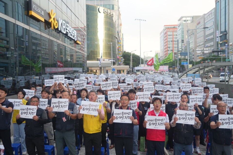 지난 5일 저녁7시 은하수네거리 국민은행 앞에서 열린 "총파업 전국동시다발 민주노총 결의대회" @정순영 (대전본부)