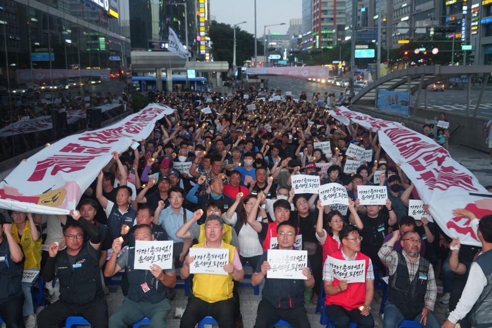 지난 5일 저녁7시 은하수네거리 국민은행 앞에서 열린 "총파업 전국동시다발 민주노총 결의대회" @정순영 (대전본부)