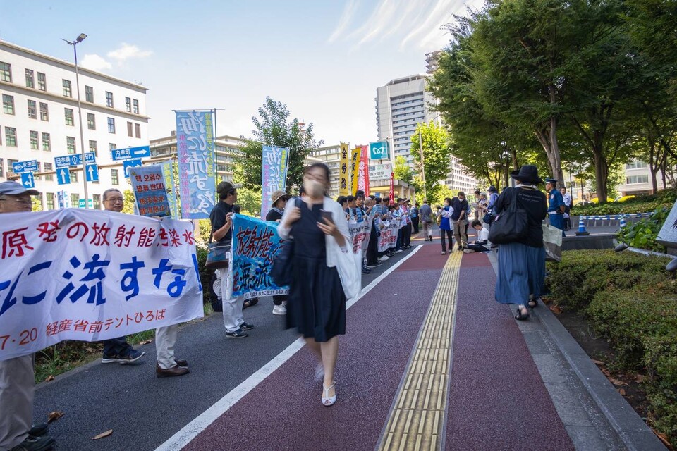 민주노총이 31일 일본 도쿄 치요다구 경제산업성과 총리대신관저를 찾아 후쿠시마 핵 오염수 해양투기를 반대하는 항의행동을 벌였다. ⓒ 송승현 기자