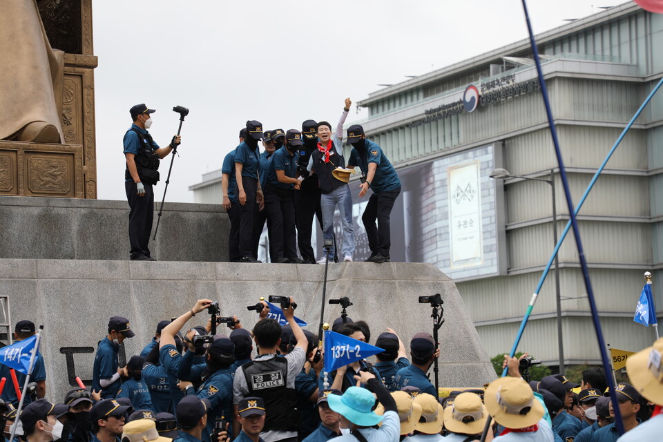 민주노총 중앙통일선봉대원 4명이 해단식에서 일본 핵오염수 저지 퍼포먼스를 하던 중 경찰에 연행되는 일이 발생했다. ⓒ 민주노총 24기 중통대