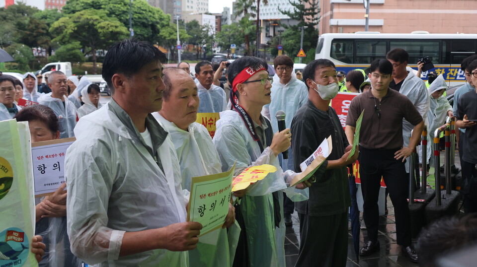 윤퇴진 제주행동 공동대표단이 일본 총영사관에 항의서한을 전달하려 했으나 경찰에 의해 제지 당했다.