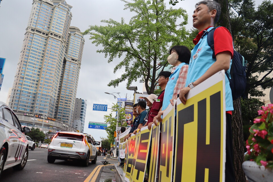 일본 방사성 오염수 해양투기 저지 울산공동행동은 8월 24일 18시 롯데백화점에서 해양투기 중단을 촉구하는 시민 선전전과 집회를 진행했다.