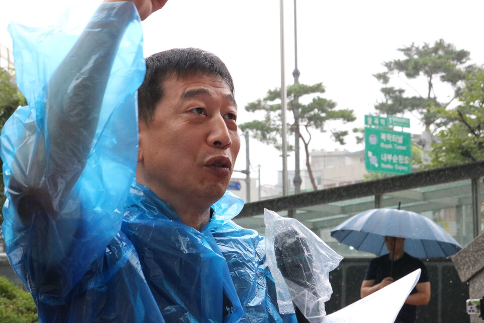 이형동 전국가전통신서비스노동조합 서울지역본부장이 렌탈업계 사측을 비판하고 있다.