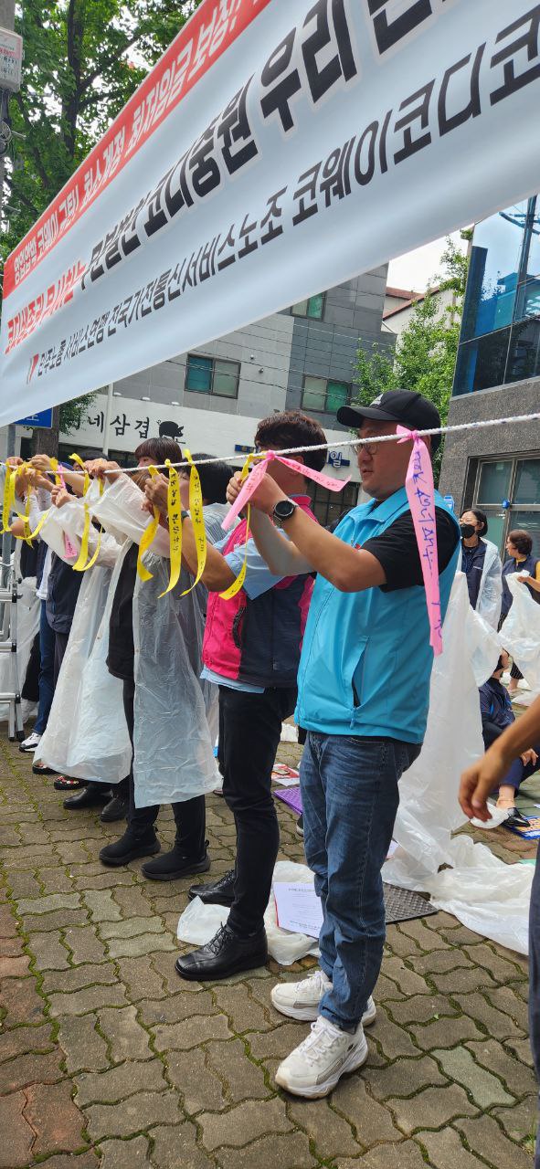 인천시 결의대회 참가자들이 요구안을 쓴 리본을 묶고 있다.