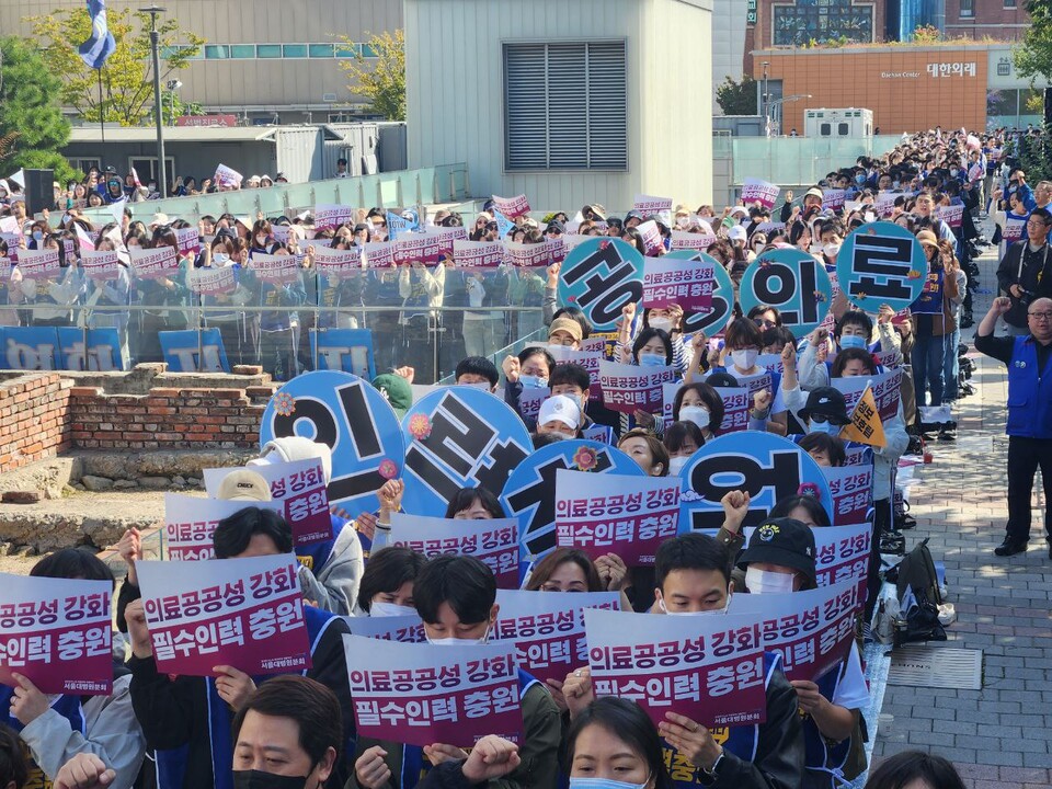 공공운수노조 의료연대본부 서울대병원분회와 경북대병원분회 조합원들이 11일 파업에 돌입했다.